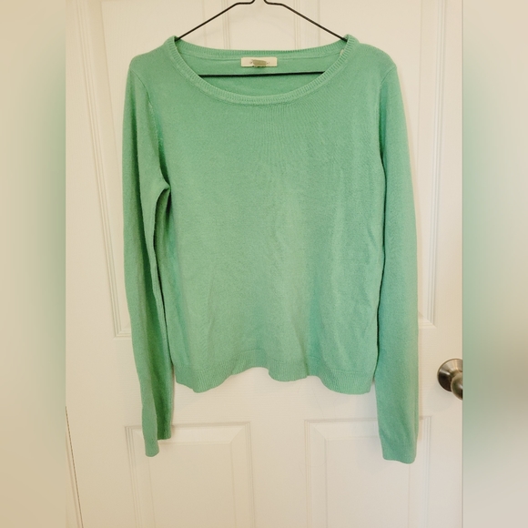 Forever 21 Long Sleeve sweater - Picture 2 of 3